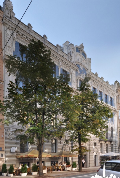 Façade du 10b de la rue Elizabetes cachée par les arbres, se qui va très bien avec l'Art nouveau